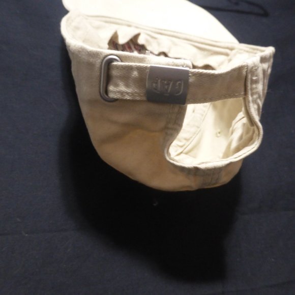 GAP, adult medium / large cap with adjustable strap, GUC - Picture 7 of 9